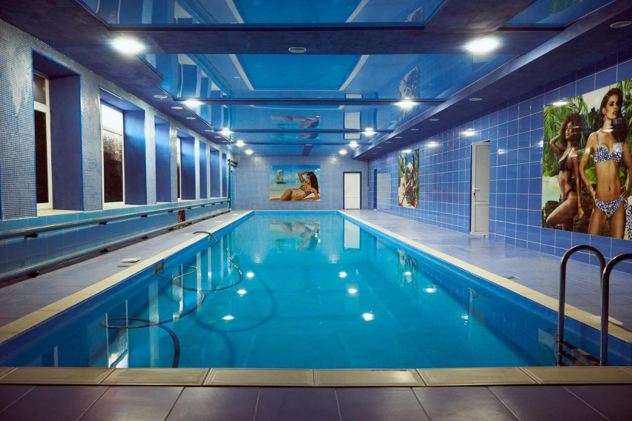 Hotel Royal ポルタヴァ エクステリア 写真