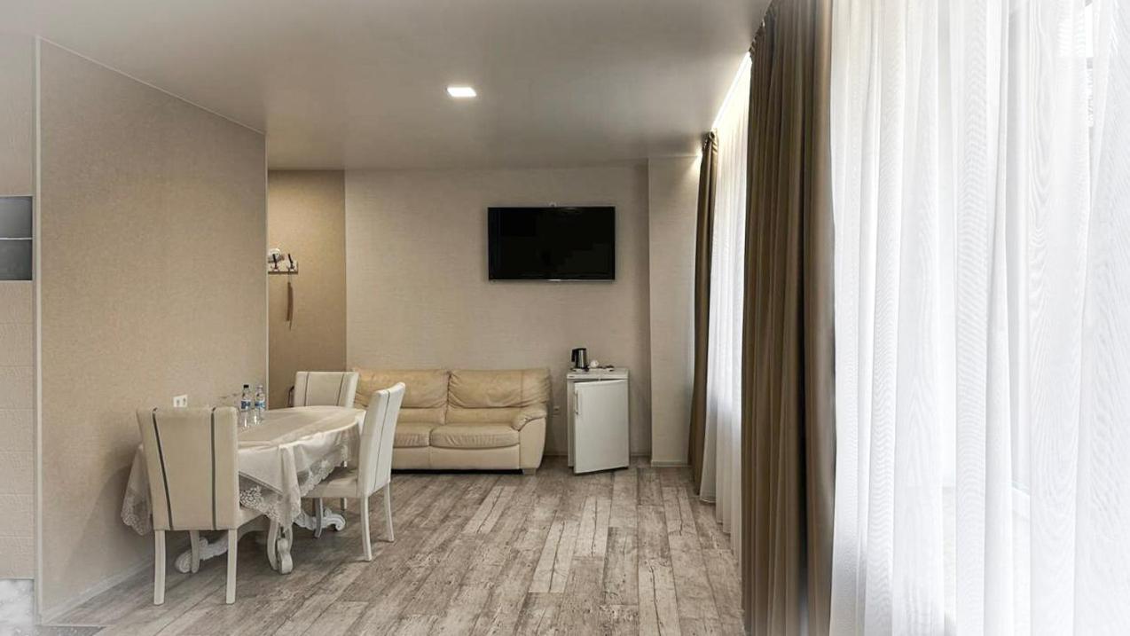 Hotel Royal ポルタヴァ エクステリア 写真