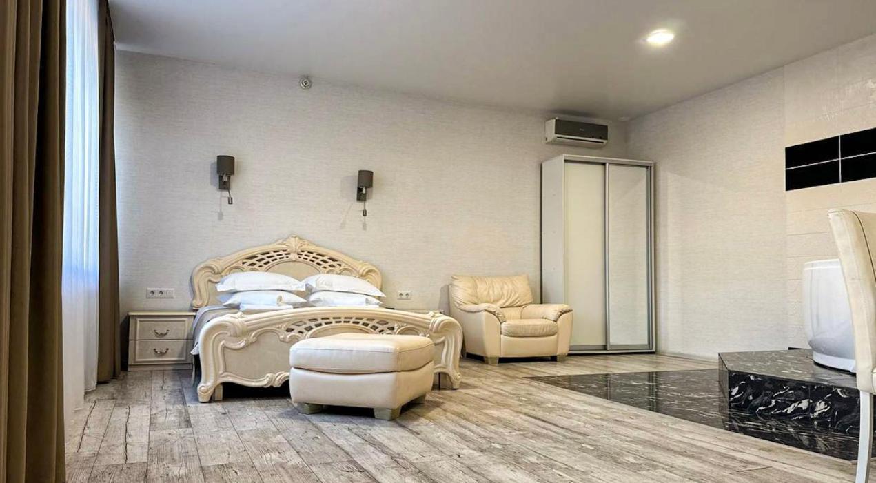 Hotel Royal ポルタヴァ エクステリア 写真